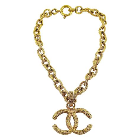 chanel chunky chain necklace.